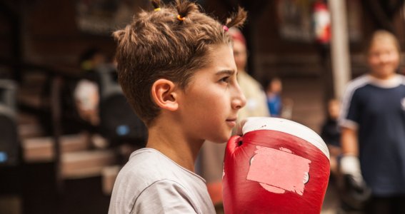 Kind mit Boxhandschuhen