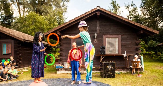 Kinder jonglieren im Feriencamp