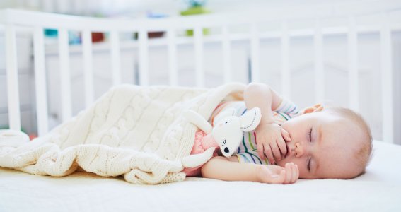 Baby schläft im Bett