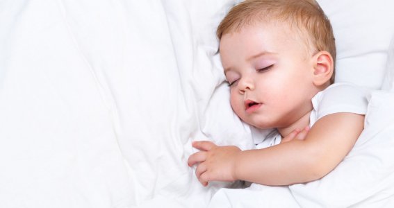 Baby schläft im Bett