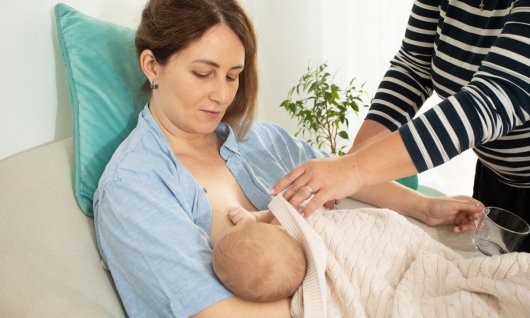 Mutter stillt ihr Baby