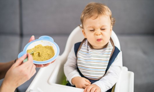 Baby isst Brei