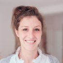 Babymassage Masseurin in München Lächelnde Masseurin für Babymassagen