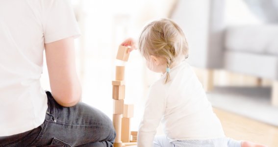 Kleines Mädchen spielt mit Bauklötzen