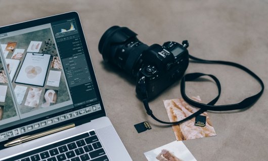 Kamera und Fotos auf Tisch