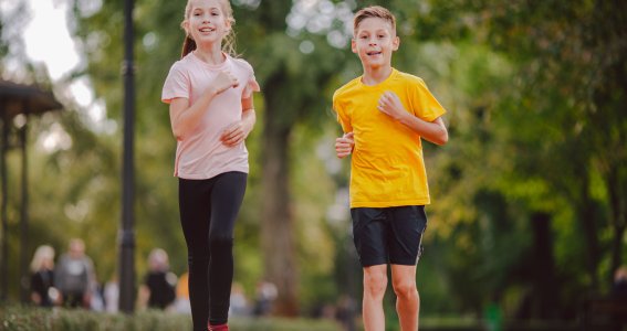 Mädchen und Junge joggen zusammen