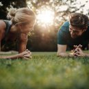 early bird kurs in augsburg für erwachsene Mann und Frau machen auf einer Wiese Fitness