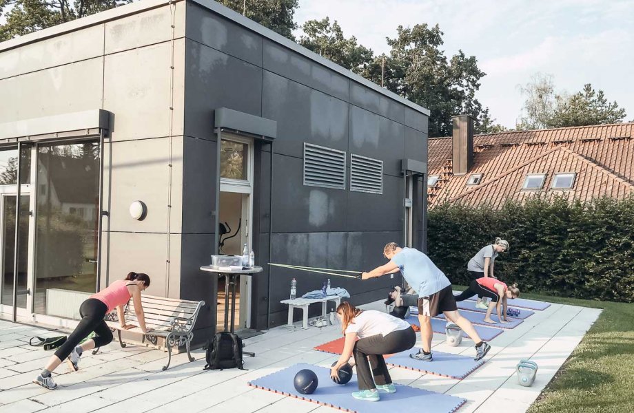 Eine Gruppe macht Fitness im Freien 