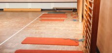 Fitness mit Yogamatten und Sprossenwand 