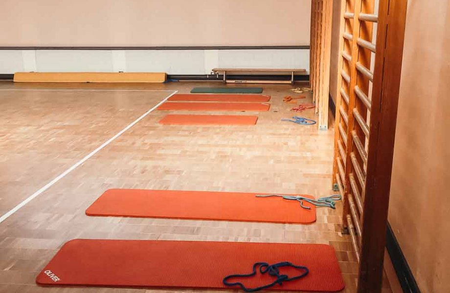 Fitness mit Yogamatten und Sprossenwand 