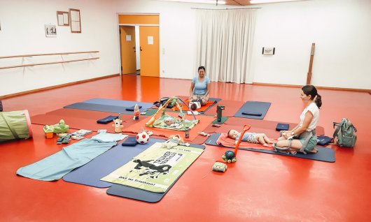 Mütter und Baby spielen und machen gemeinsam Sport 