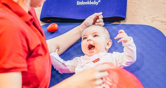 Mama macht mit ihrem Baby Sport 