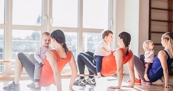 Mamas machen gemeinsam mit ihren Kindern Sport 