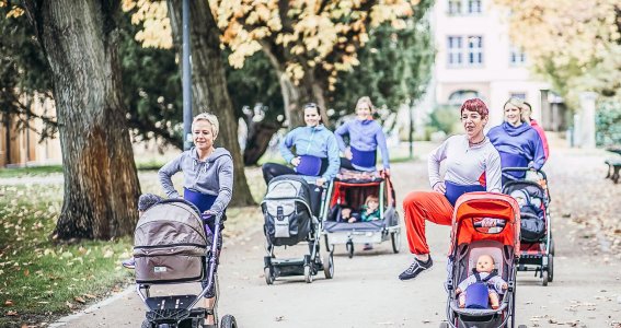 Mütter laufen mit Kind und Kinderwagen 