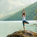 Frau macht Yoga am See