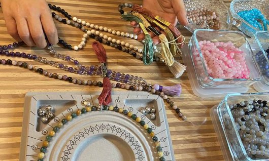 Perlen liegen in einer Reihe für eine Mala Kette 