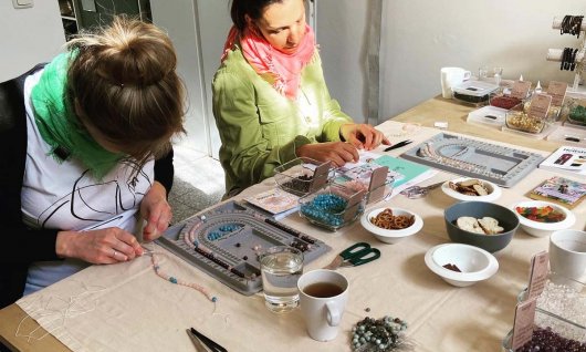 Mala Workshops für Erwachsene Frauen machen ihre Mala Ketten
