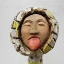 Töpfern und Holz bearbeiten in Augsburg Maske aus Ton und Holz, die die Zunge rausstreckt