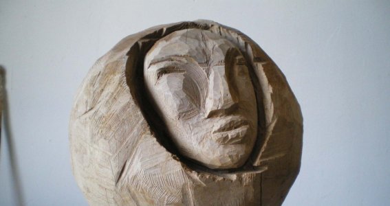 Maske aus Ton und Holz
