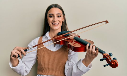 Mädchen hält eine Geige