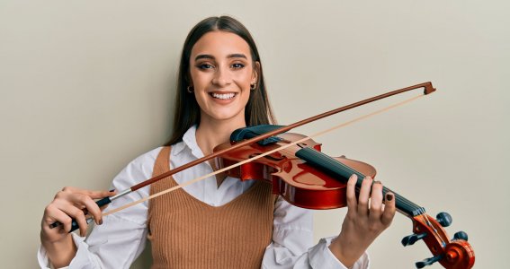 Mädchen hält eine Geige
