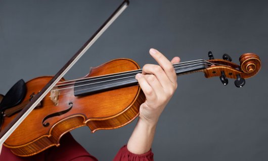 Person spielt Geige
