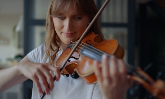 Mädchen spielt Geige