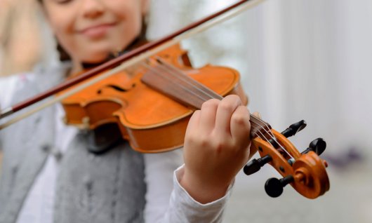 Mädchen spielt Geige