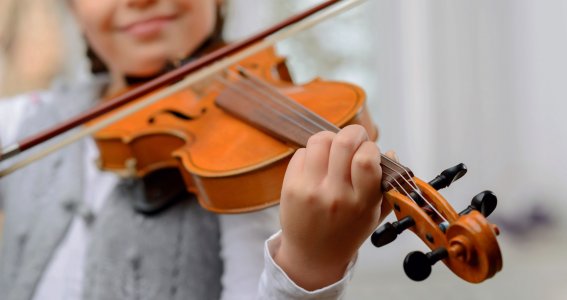 Mädchen spielt Geige