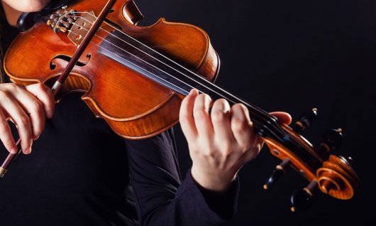 Person spielt Geige