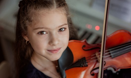 Mädchen hält eine Geige