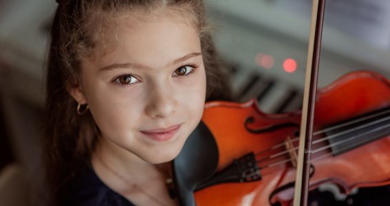 Mädchen hält eine Geige