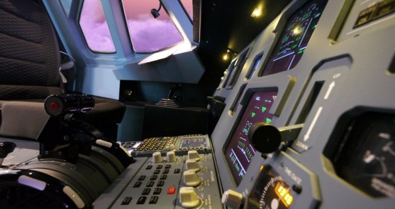 Das Cockpit eines Flugsimulators von innen