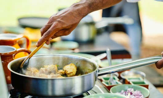 Mann, der Essen zubereitet