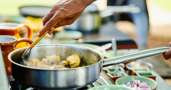 Mann, der Essen zubereitet