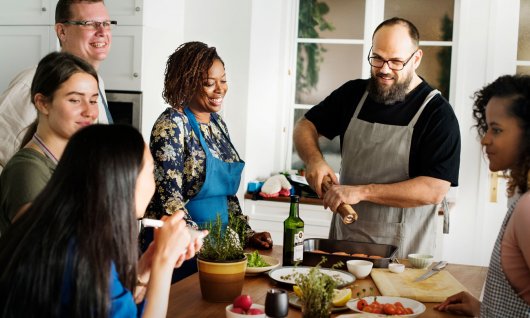 Frauen und Männer die zusammen kochen