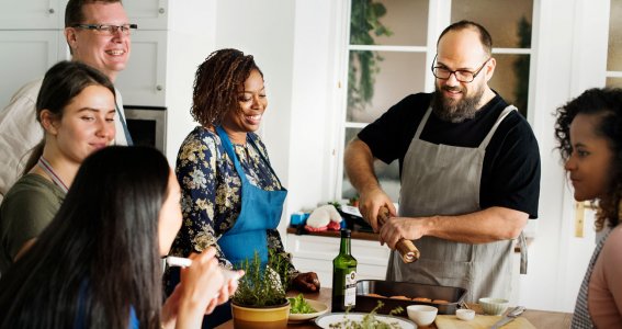 Frauen und Männer die zusammen kochen