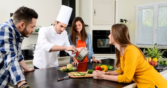 Frauen und Männer die zusammen kochen 