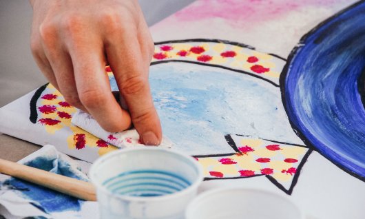 Eine Person malt ein buntes Gemälde 