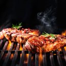 Fleisch liegt auf dem Grill mit Gewürzen