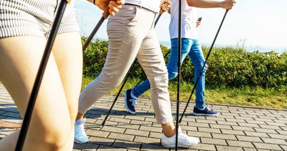 Personen die Nordic Walking ausüben.