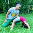 Kind macht Capoeira mit Trainer