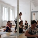 Mehrere Frauen machen Yoga in einem Yogastudio.