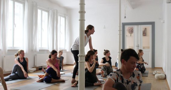 Mehrere Frauen machen Yoga in einem Yogastudio.