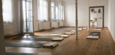 Leerer Yogaraum mit Yogamatten