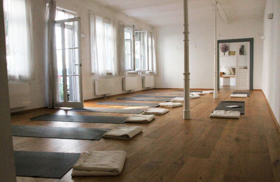 Leerer Yogaraum mit Yogamatten
