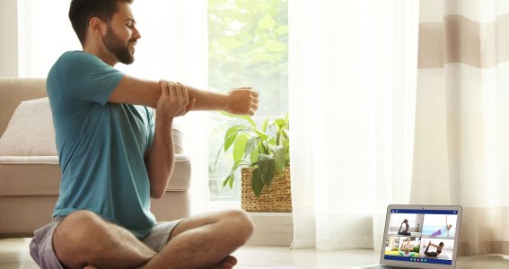 Mann macht Zuhause Yoga 