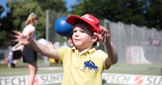 Ein Kind versucht den Ball zu fangen