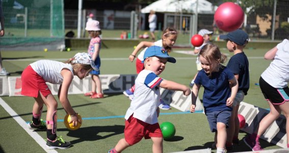 Kinder spielen mit Bällen