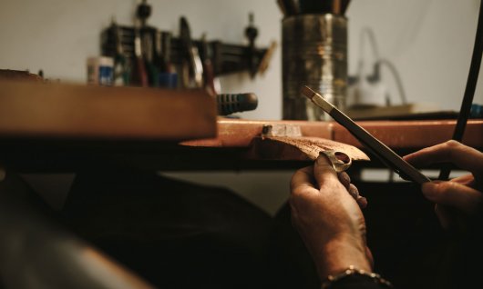 Ring wird geschliffen mit einer Feile